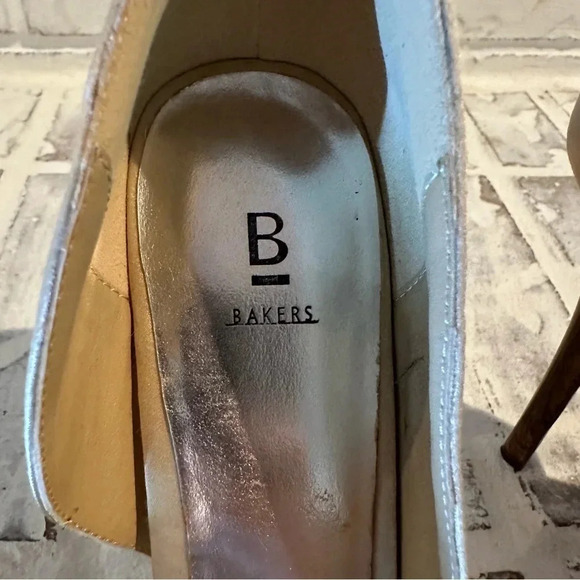 Bakers Sonya Taupe High Heel Faux Wood Grain Heel Studs & Diamond accents Size 8 - Picture 8 of 10